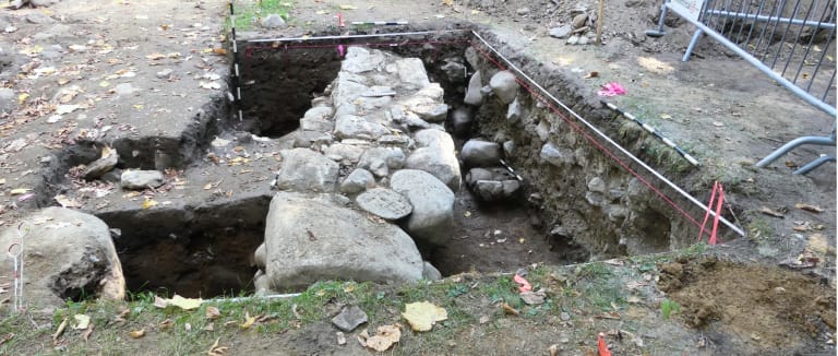 Vestige du mur d’enceinte sud du domaine seigneurial 