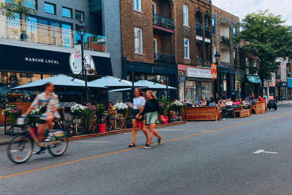 Des piétons et des cyclistes profitant de la piétonnisation de la rue Wellington durant l'été