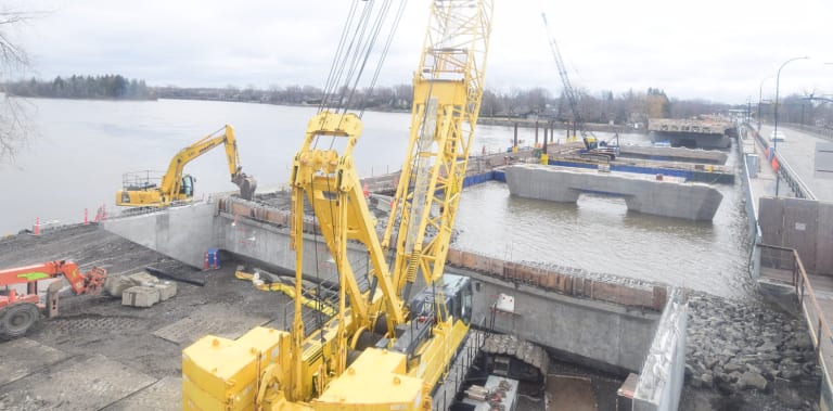 Vue surélevée des travaux de construction du nouveau pont