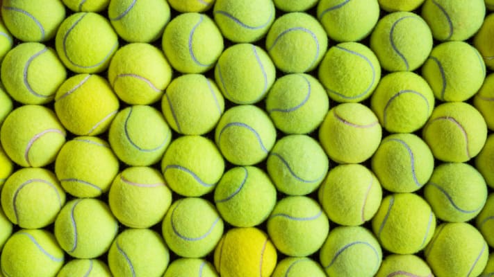 Beaucoup de balles de tennis