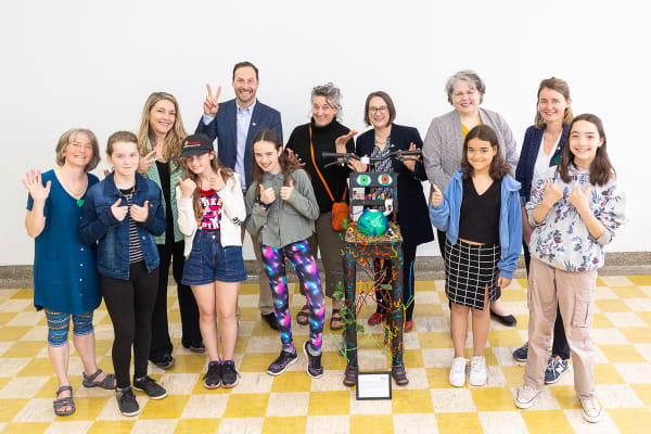 Les jeunes artisanes de la chaise des générations avec les élus