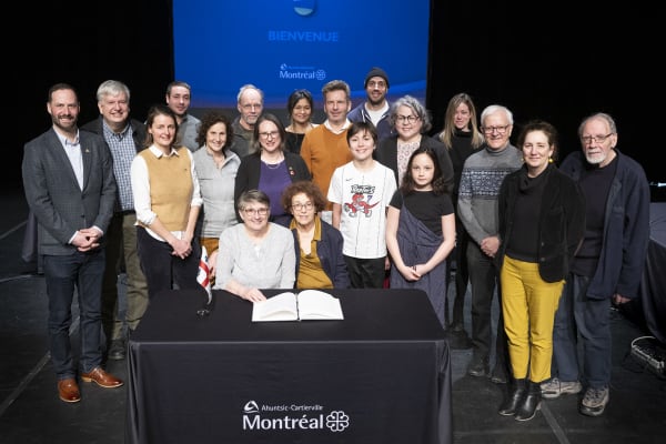 Photo signataires du livre d'or du 11 mars 2024