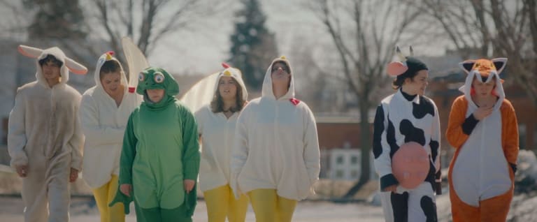 Image tirée du film L'avenir où on voit une bande de jeunes déguisés marchant dehors