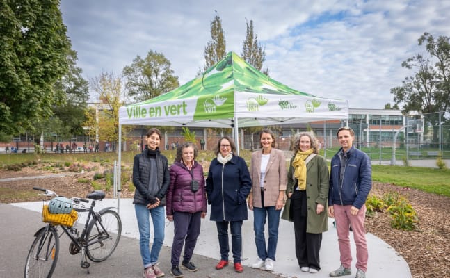 Photo de groupe devant le jardin nourricier du parc Saint-Simon-Apôtre