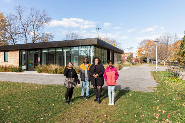 Atelier MAE - Alia Hassan Cournol et les trois jeunes