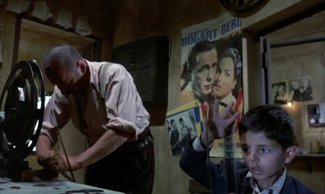 Un petit garçon et un homme se trouvent dans une salle de cinéma