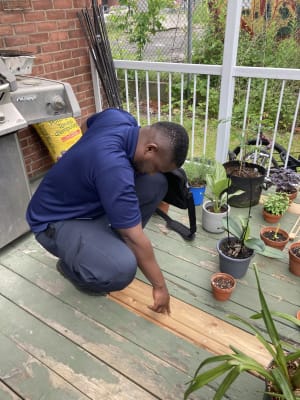 Un inspecteur examine le plancher d'un balcon