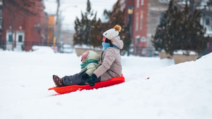 Profitez de buttes de glissade dans 4 parcs de Ville-Marie