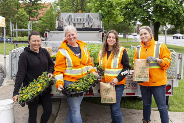 Les horticultrices avec des plants dans les mains