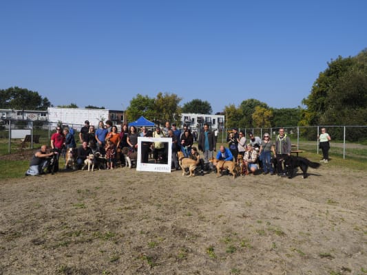 Les participants à l'activité d'ouverture officielle du parc à chiens du parc de la Traversée