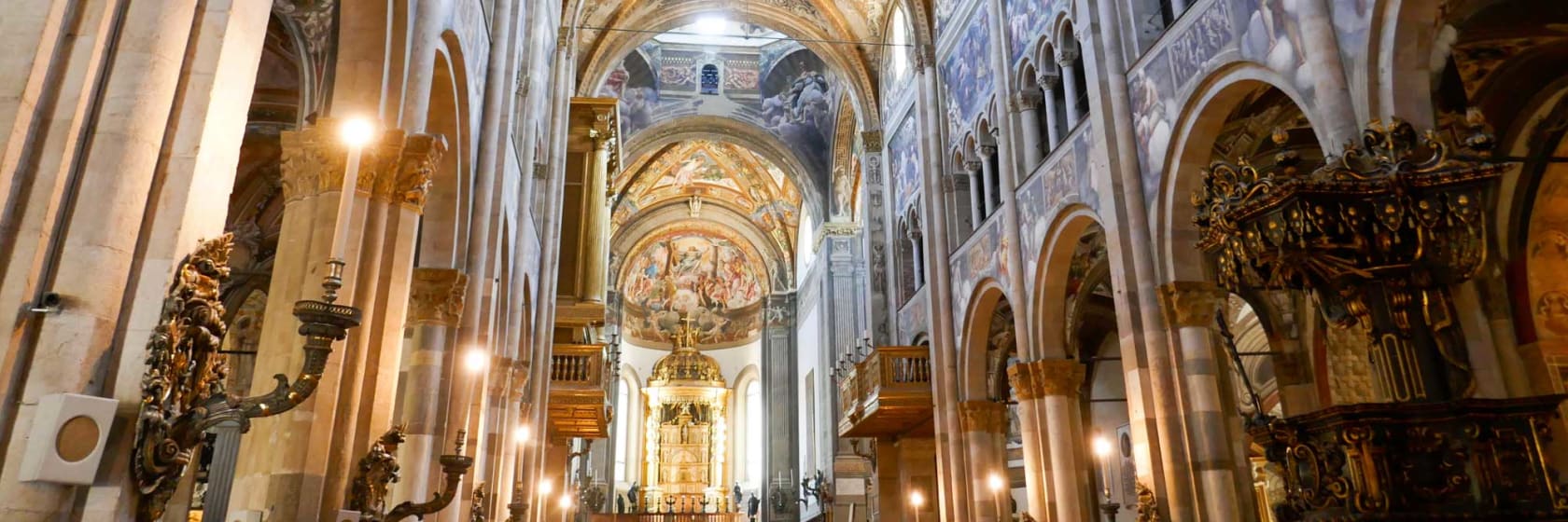 Smuk oplyst kirke i Parma, Emilia-Romagna