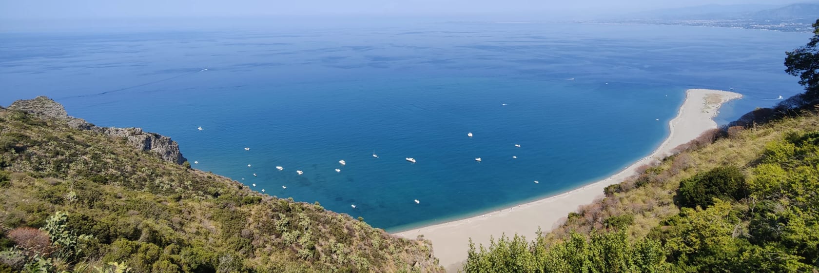 Udsigt over stranden ved Tindari, Sicilien