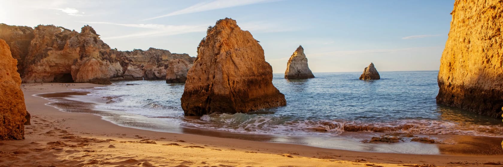 Havbillede af stranden i Alvor i den sene sommersol, Portugal