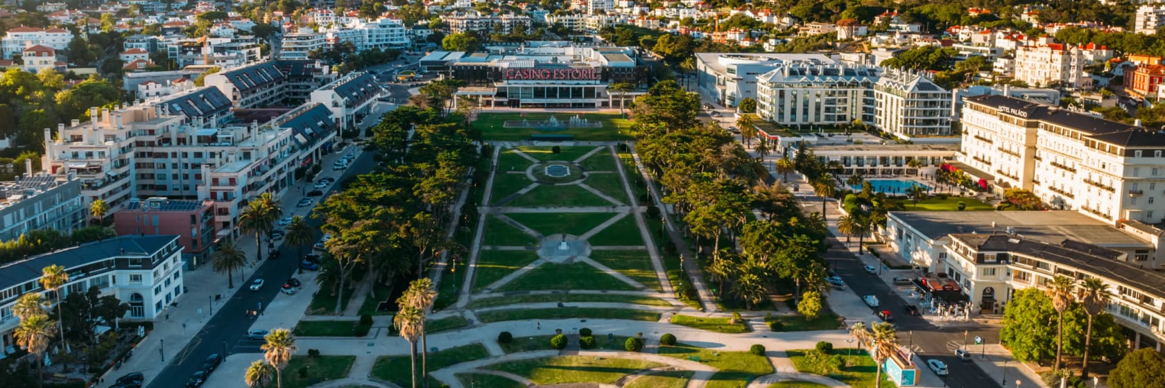 Luftfoto fra Estoril-haven og Casino Estoril for enden af ​​haven, Portugal