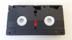 Wie lässt sich eine VHS-Kassette manuell “spulen”?