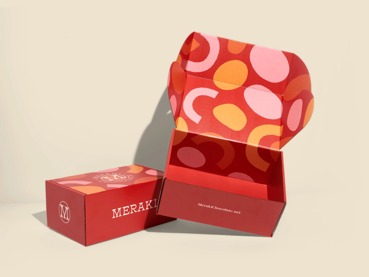 Branded mailer box packaging that features brand logo, colors and patterns on both inside and outside of the box