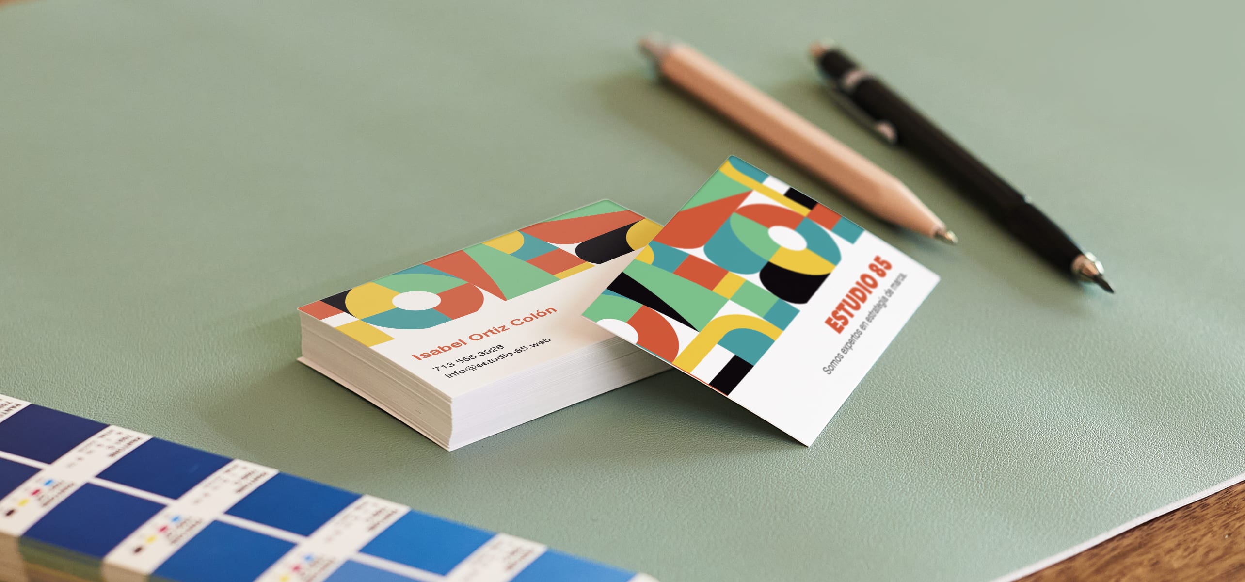 Una tarjeta de presentación promocionando a un estudio de diseño.