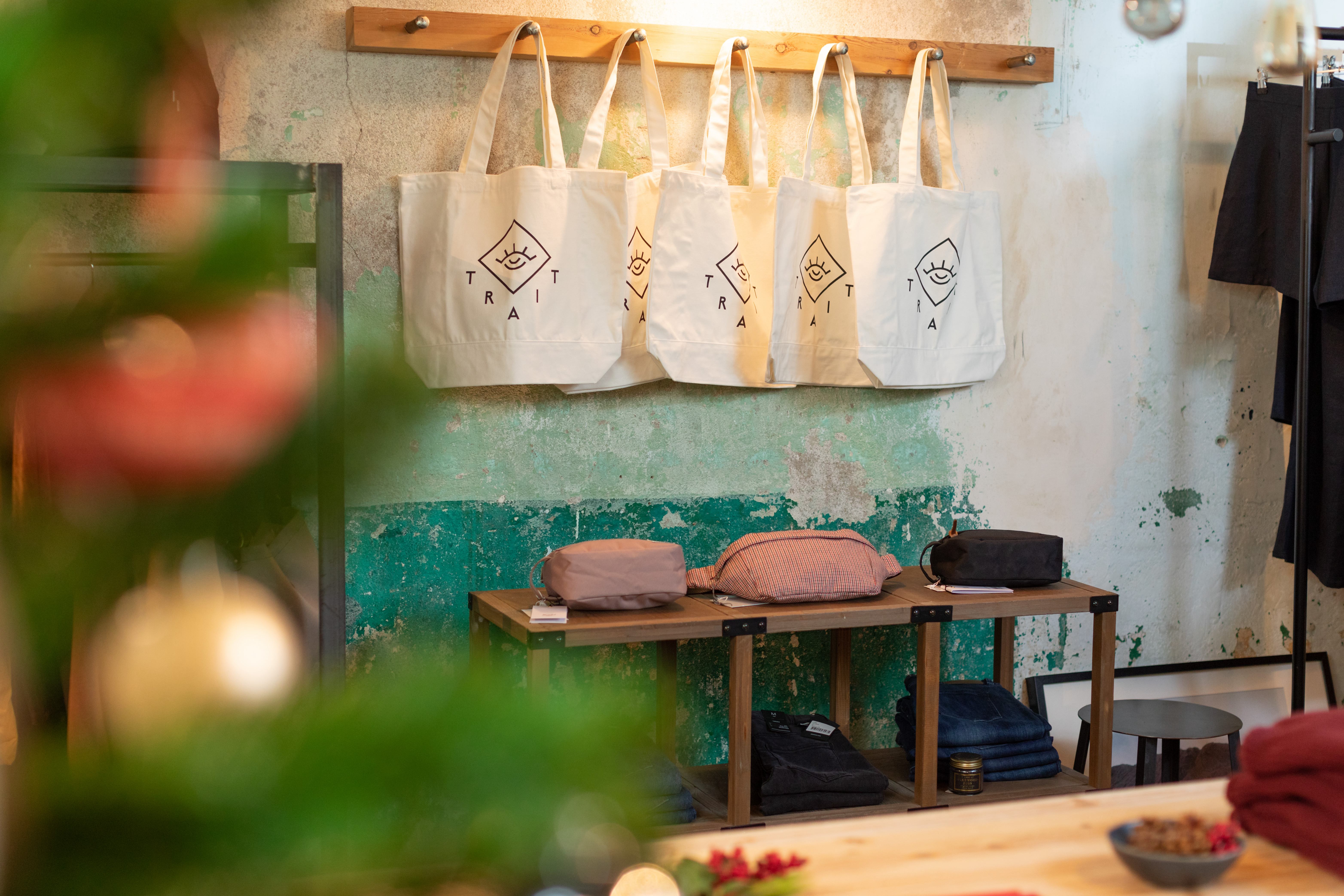 Tote bangs having on a wall.