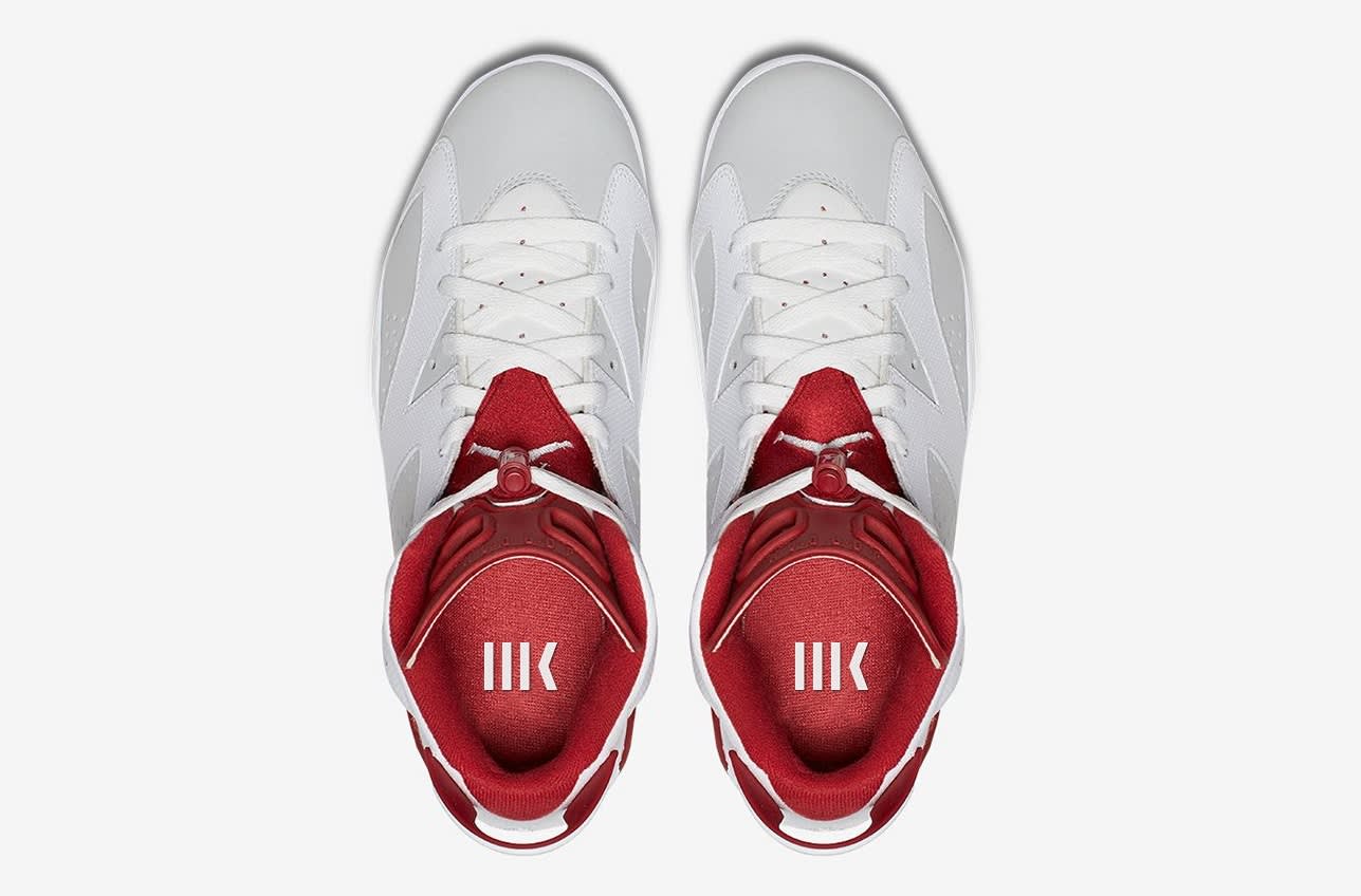 Une photo de baskets rouges et blanches