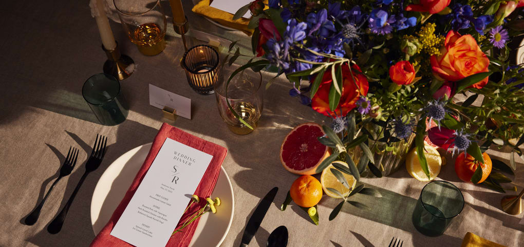 Wedding trends: using bold, bright colors of table setting