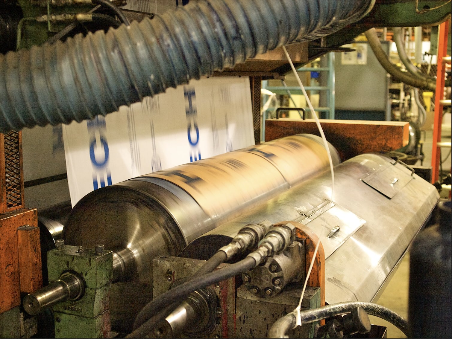 Flexographic printing machine in a packaging facility