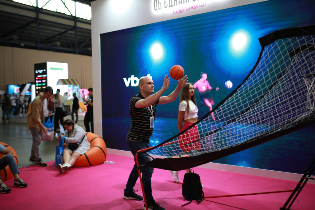 Entertaining trade show booth design for networking