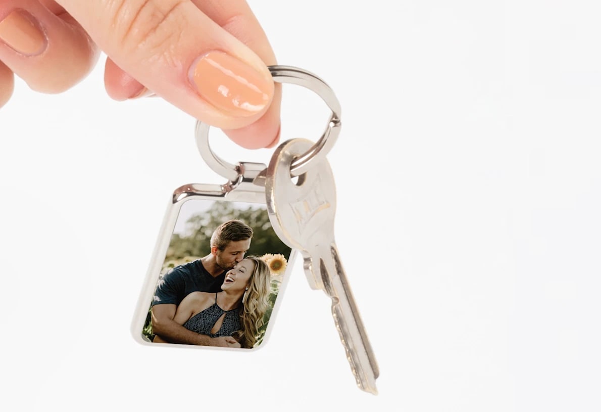 Wedding gift idea: photo keychains with a photo of a couple