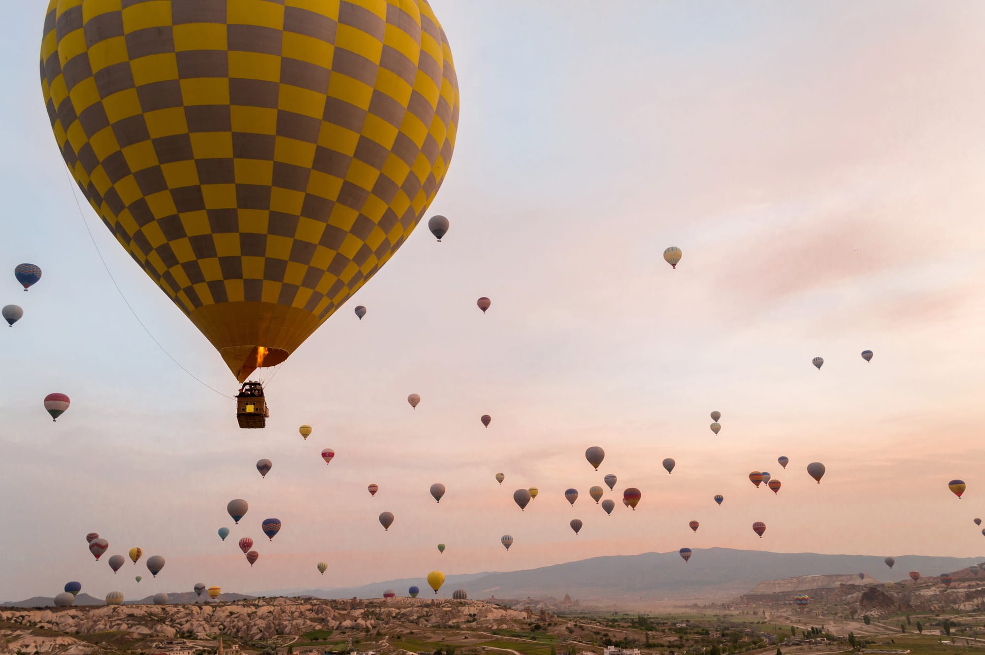 Adventurous wedding gift idea: hot air balloon ride