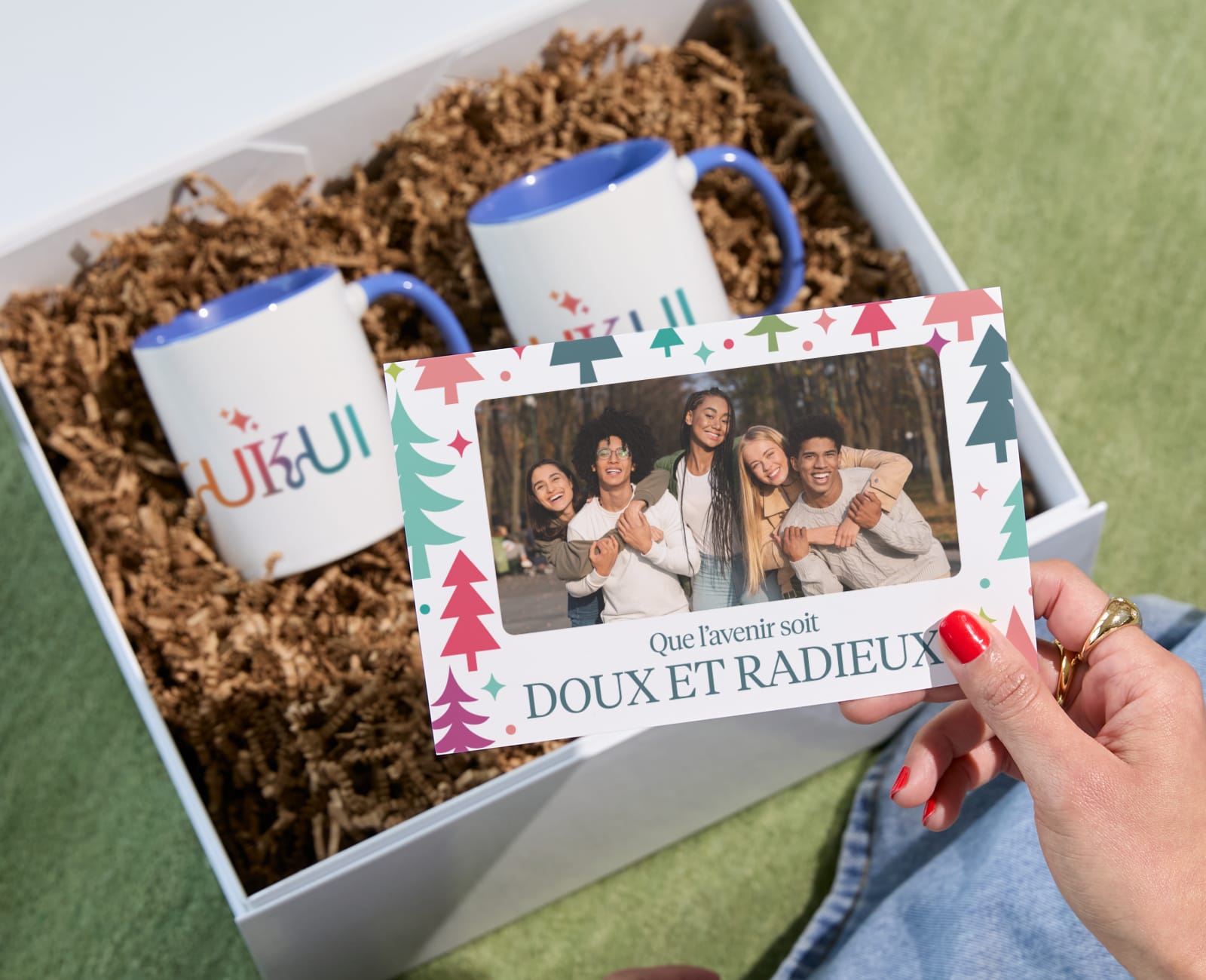 Panier cadeau pour les fêtes contenant des mugs personnalisés