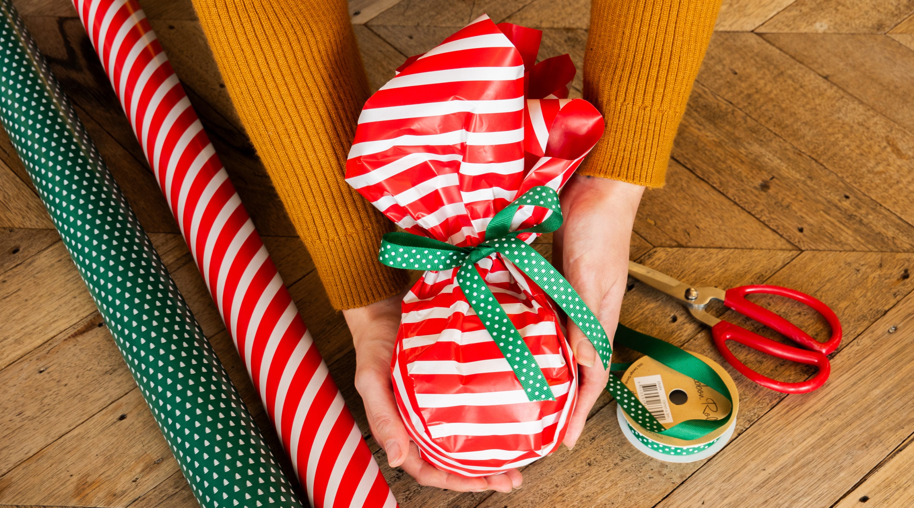 Joindre les extrémités arrondies de l'emballage cadeau