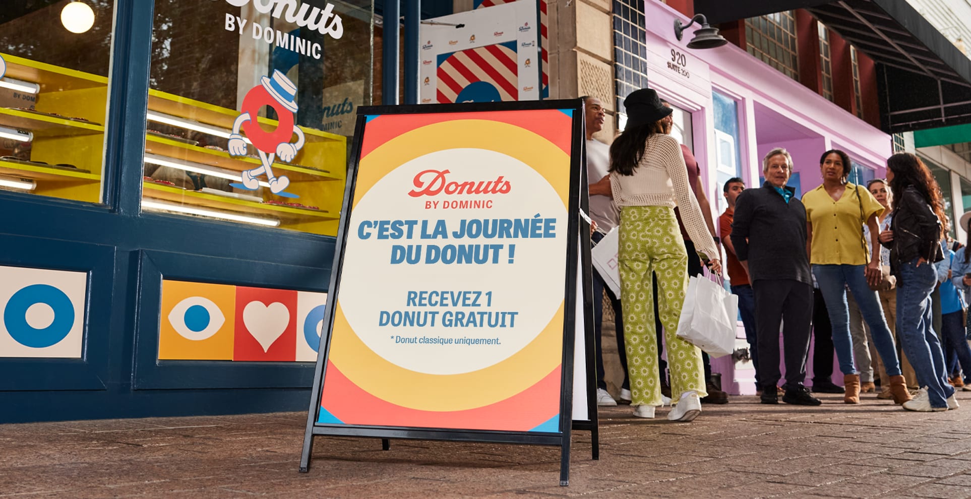 Publicit&eacute; ext&eacute;rieure en forme de cadre - Promotion de la Journ&eacute;e des Donuts gratuits.