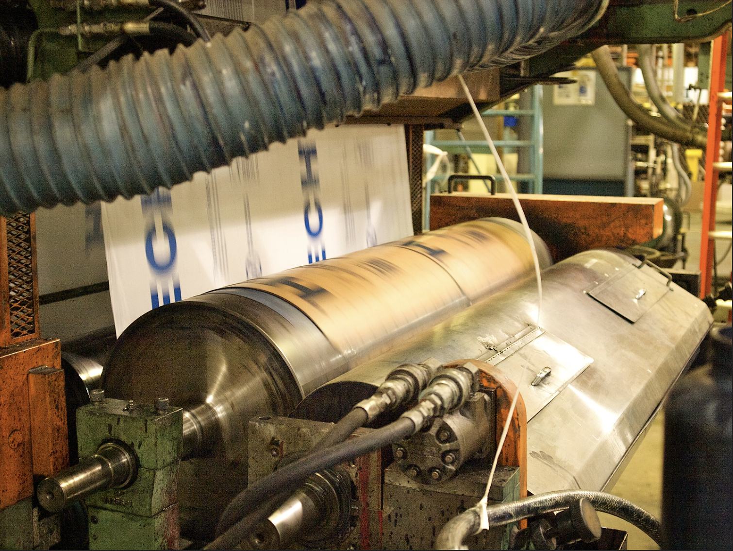 Flexographic printing machine in a packaging facility