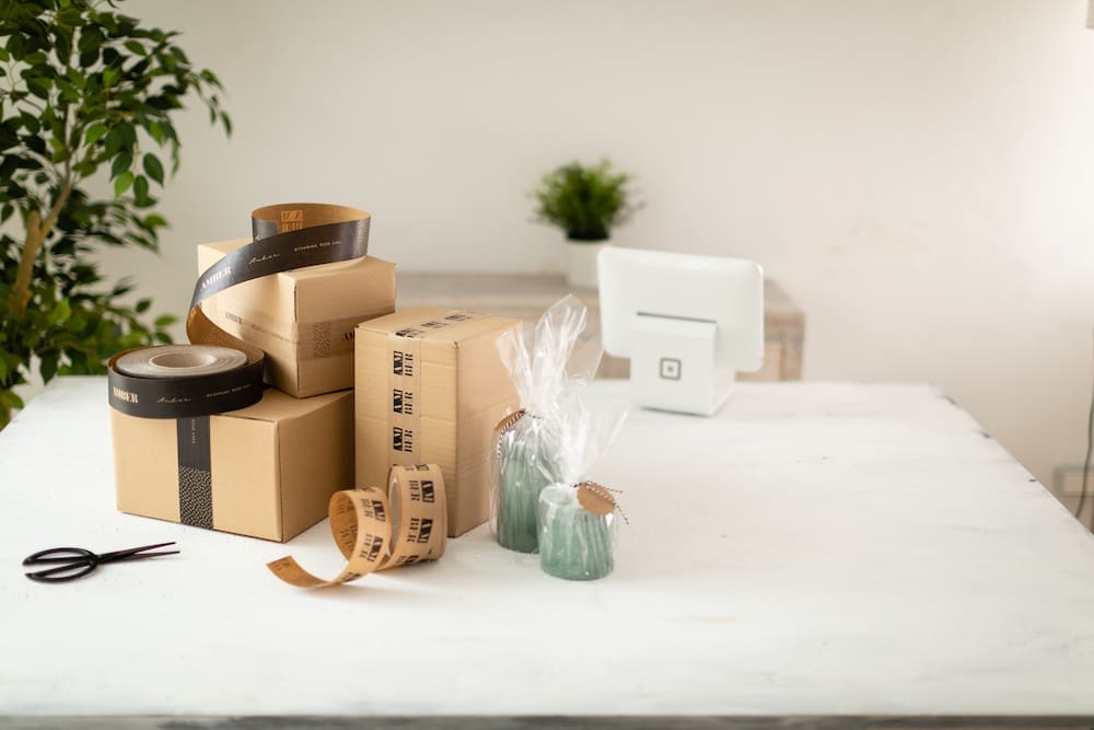 Les cartons d&rsquo;exp&eacute;dition sont parfaits pour envoyer des produits d&eacute;licats ou plus lourds, tels que les bougies.