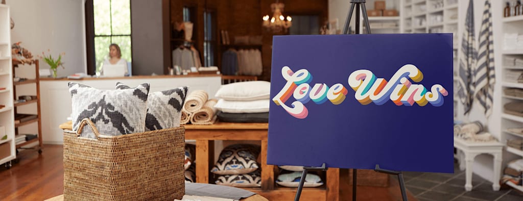 Ein Interior-Shop mit elegantem Pride-Aufsteller.