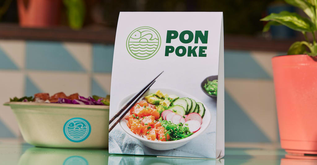 Logo d&rsquo;un restaurant de poke bowl sur des produits d'affichage et des packagings