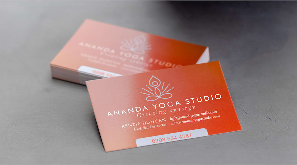 Business card that uses glossy business card paper stock