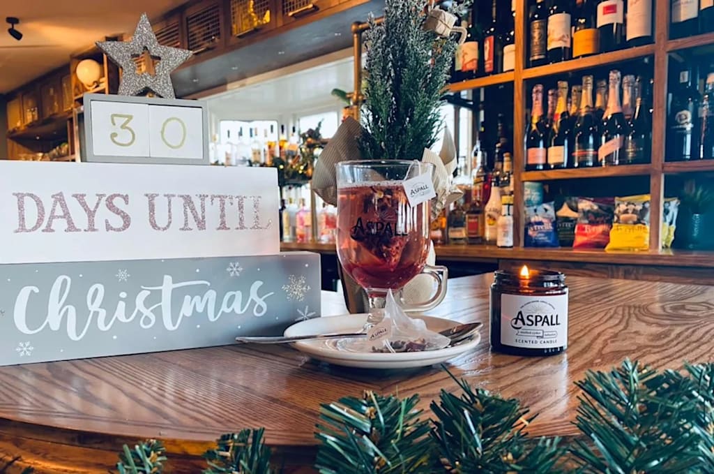 Une décoration avec le décompte des jours avant Noël dans le bar The Otter