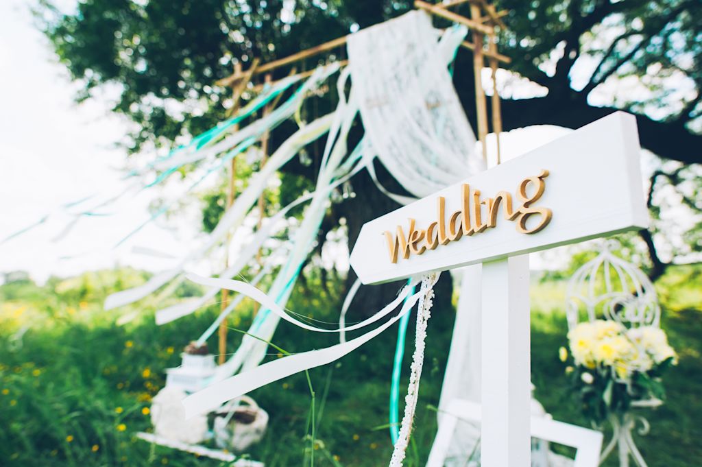Wedding sign idea wth streamers and decorative fabrics