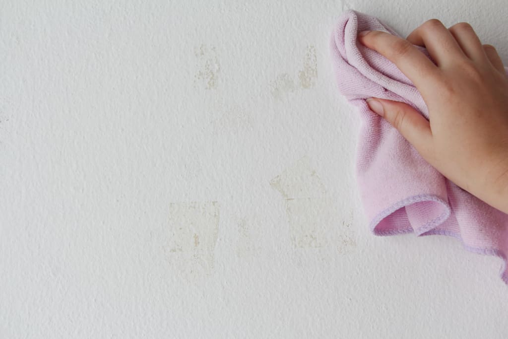 MXP-38567-articleOS-woman-cleaning-and-remove-sticky-001