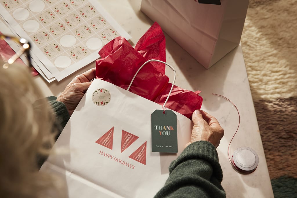 Polices festives sur des sacs en papier et des étiquettes américaines