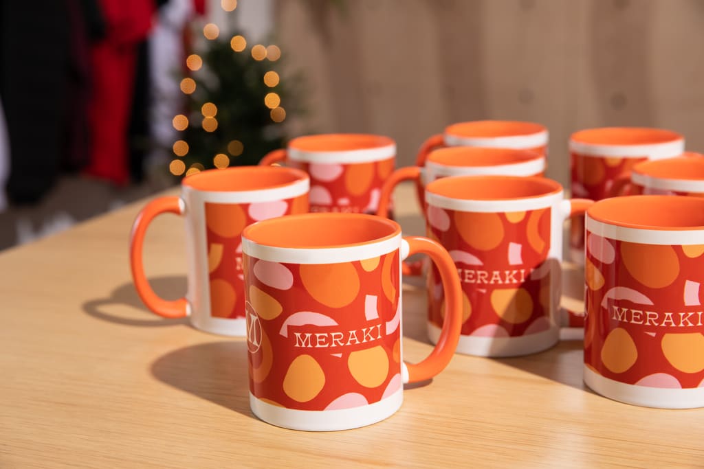 Mugs personnalisés festifs comme idée de paniers cadeaux pour les fêtes