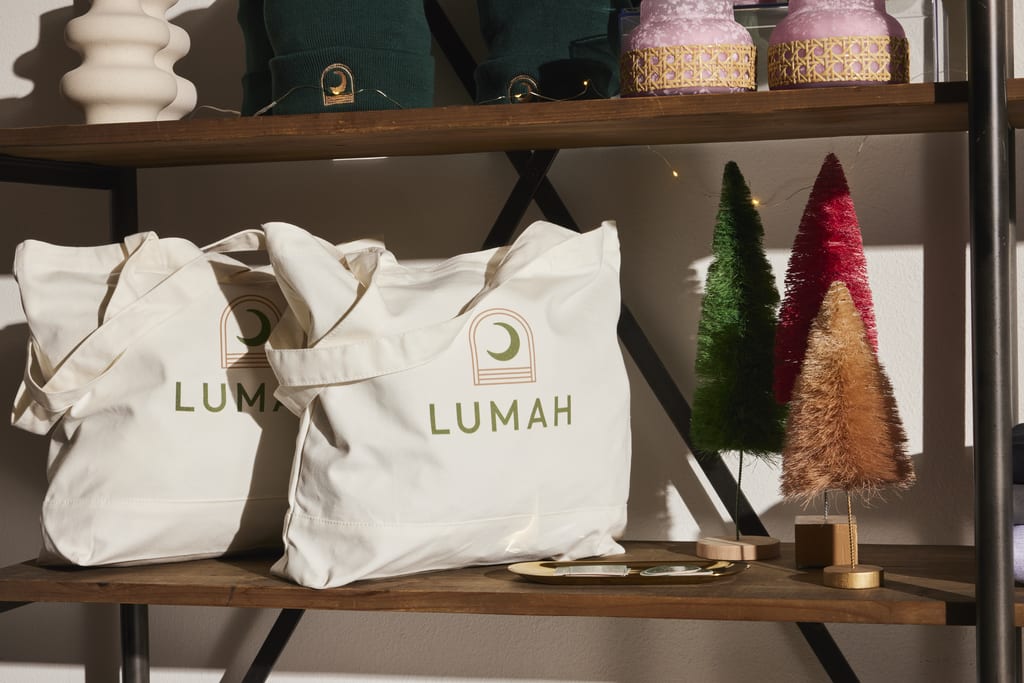 Idées de paniers cadeaux pour les fêtes contenant un sac en toile personnalisé