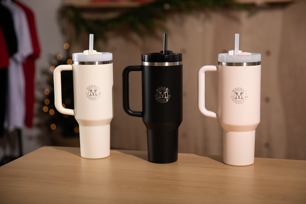 Idées de paniers cadeaux de Noël contenant une gourde Stanley personnalisée