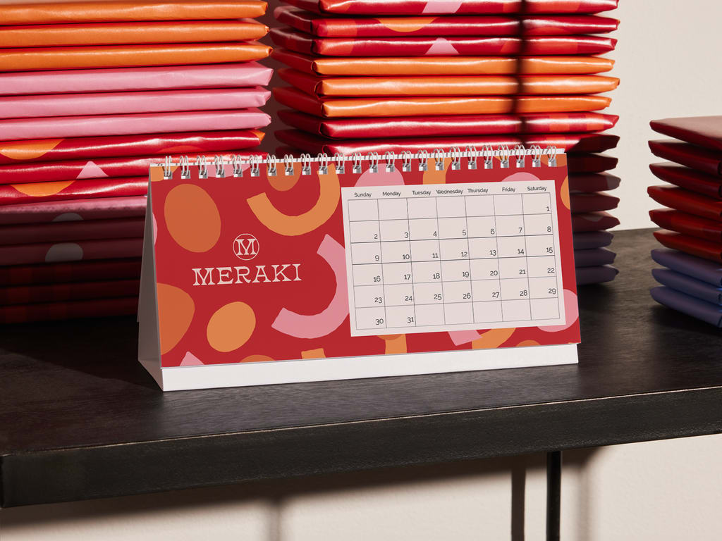 Idées de paniers cadeaux pour les fêtes contenant un calendrier de bureau personnalisé