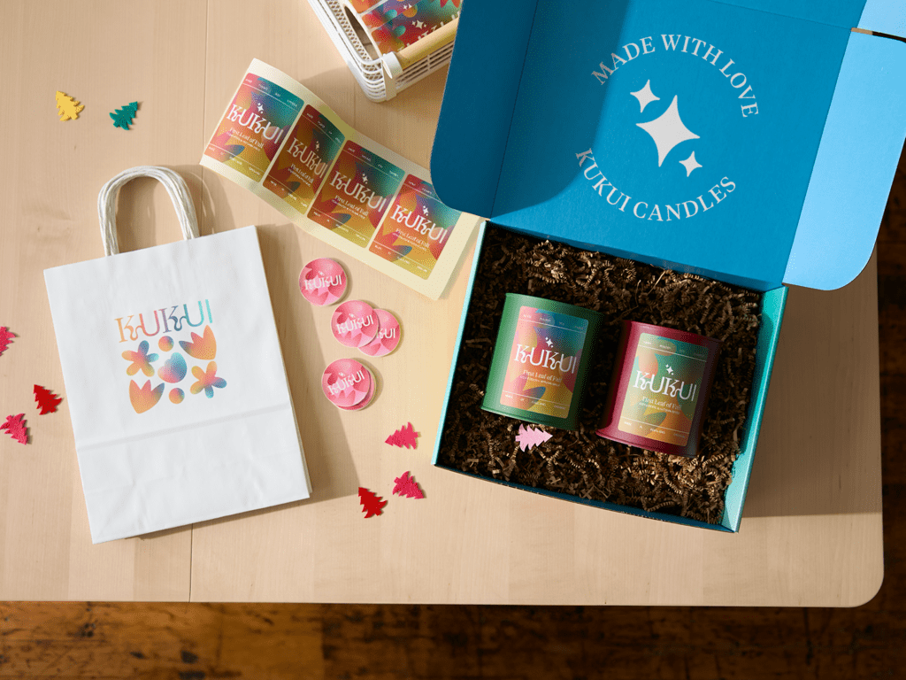 Panier cadeau pour les fêtes contenant des bougies personnalisées