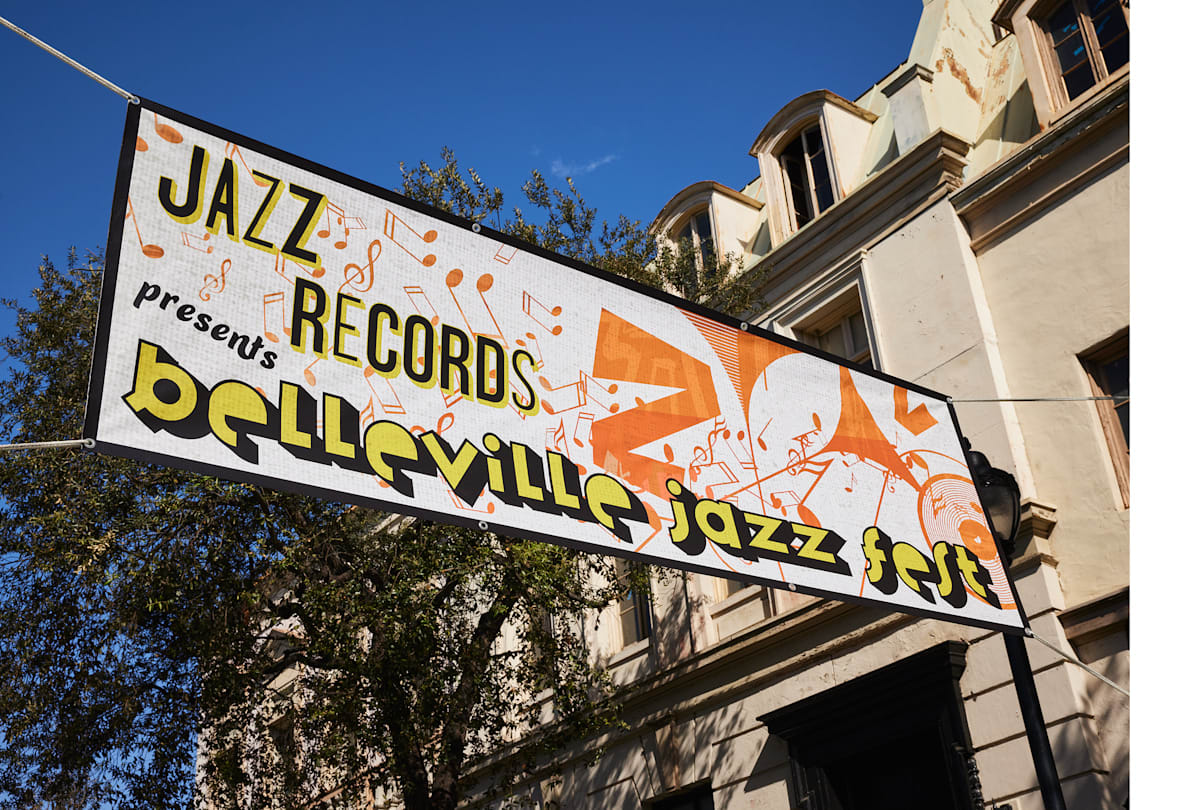 Banderole faisant la promotion d'un festival de jazz suspendue au-dessus d'une rue.