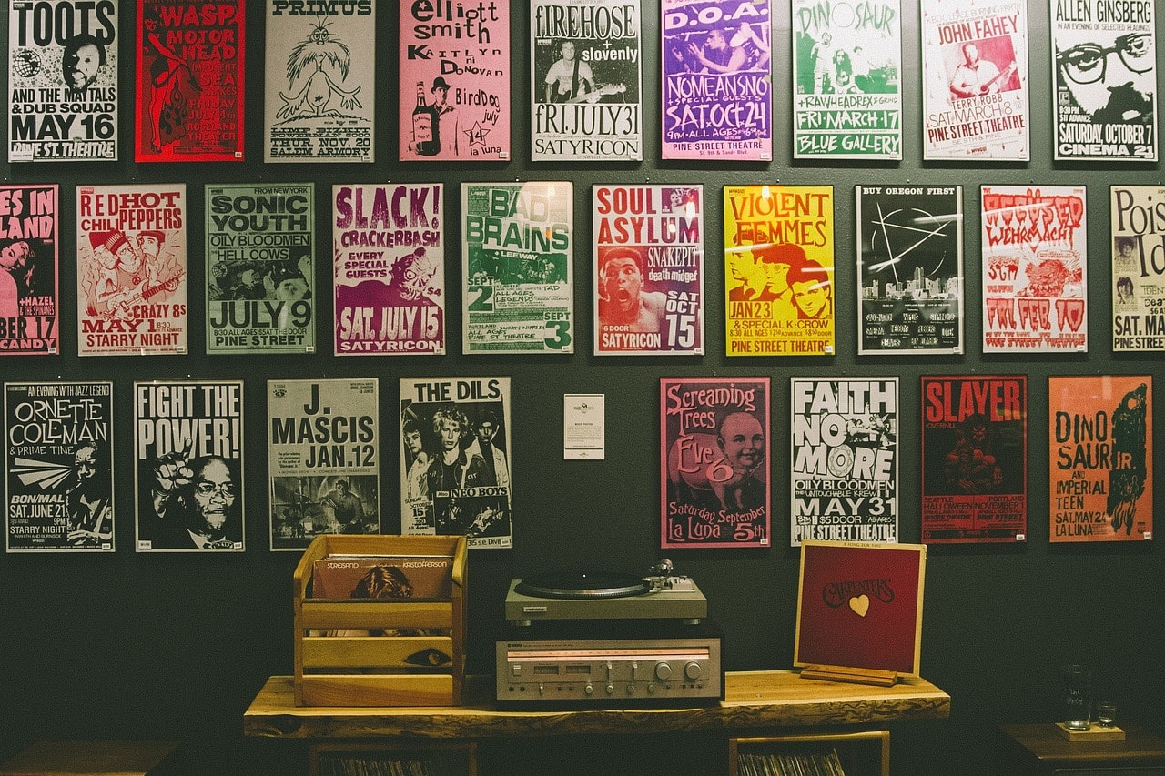 Mur recouvert d’affiches de concerts vintage