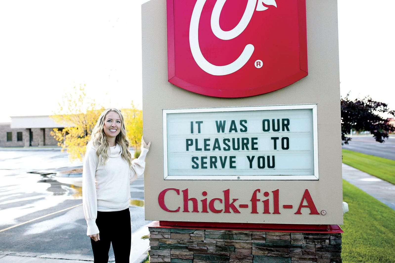 Photo d'une femme se tenant devant un panneau Chick-fil-A