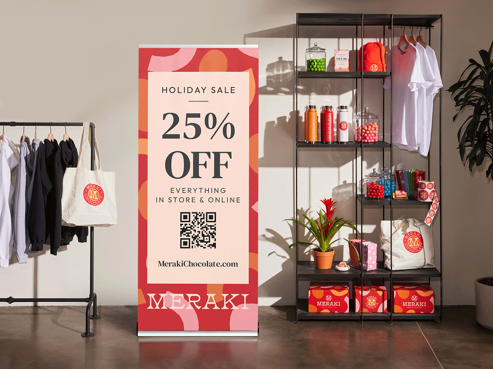 Roll-up dans un magasin de vêtements annonçant des promotions.