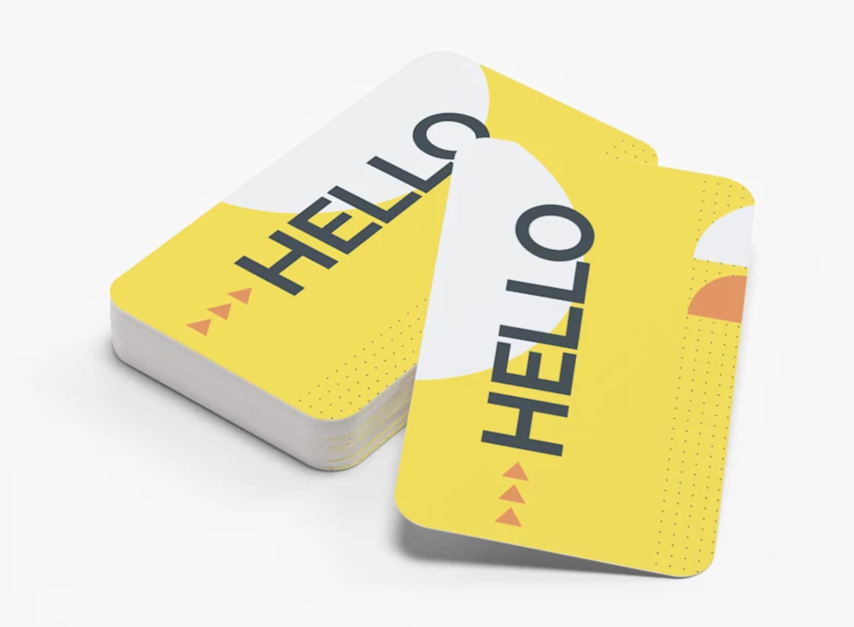 Ein Stapel weiß-gelber „Hello“-Visitenkarten mit leicht verschobener oberster Karte vor einem weißen Hintergrund